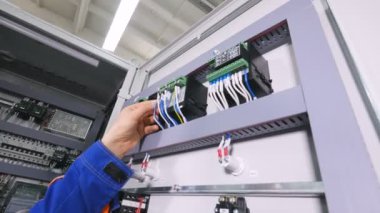 Transformatör montaj. Yüzü yok. Yakın çekim. 4k.