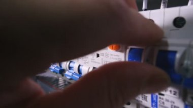 Dönüştürücüler, devre kesiciler geçiş adam. Yüzü yok. Yakın çekim. 4k.