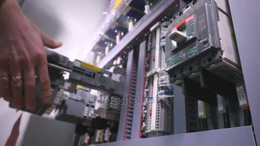 Adam güç ünitesi ve swiths elektronik sistem üzerinde ayarlar. Yüzü yok. Yakın çekim. 4k.