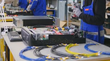 Tanınmayan insanlar modern elektrik sistemi blokları yapma. 4k.