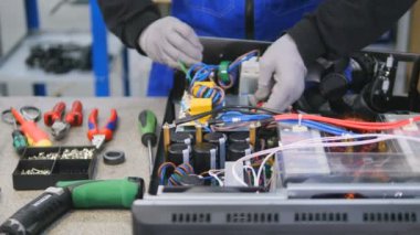 Sistem blokları oluşturma close-up. Dolly. 4k.