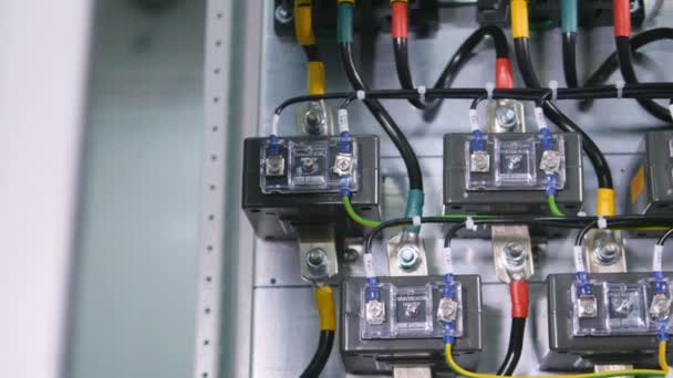 Draden en kabel van het elektronische systeem, hoogspannings-transformator. Dolly. 4k. — Stockvideo