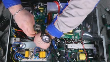 Timelapse. Elektrik donatımı montajı mühendis. 4k.