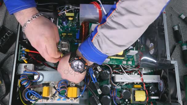 Timelapse. Ingenieur montage van elektrische apparatuur. 4k. — Stockvideo