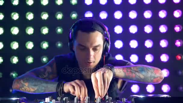 DJ mezclando música en la discoteca. En cámara lenta. HD . — Vídeo de stock