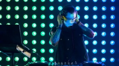 DJ müzik kulaklık. Ağır çekim.