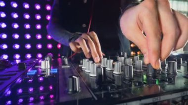 Tanınmayan Dj ses kontrolleri dönüm. Yakın çekim. HD.