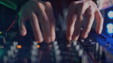 Kollarını hareket ve Dj klavyedeki düğmelere dj. Yüzü yok. Yakın çekim. HD.