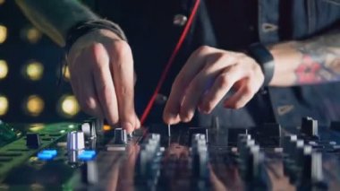 Yakın çekim müzik düzenleyen Dj ateş. Yüzü yok. HD.