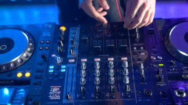 Yukarıdan Djs denetleyicisi ateş. Yüzü yok. Yakın çekim. HD.