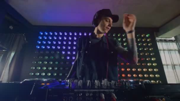 Happy DJ aplaudindo e dançando com a música. HD . — Vídeo de Stock