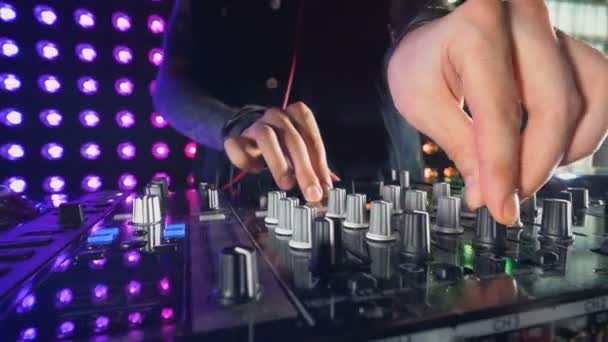 DJ non riconosciuto che gira i controlli del volume. Primo piano. HD . — Video Stock