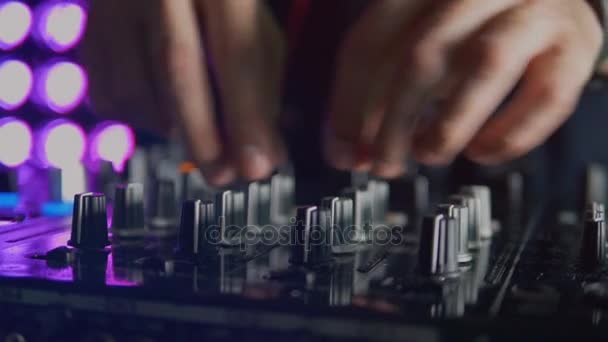 El primer plano de disparo de palancas y controles de volumen del teclado DJs. Sin cara. HD . — Vídeo de stock