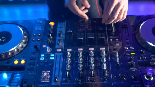 Das Schießen von oben aus dem DJ-Controller. Kein Gesicht. Nahaufnahme. hd. — Stockvideo