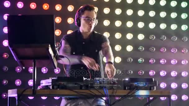 DJ applaude e passa alla musica. HD . — Video Stock