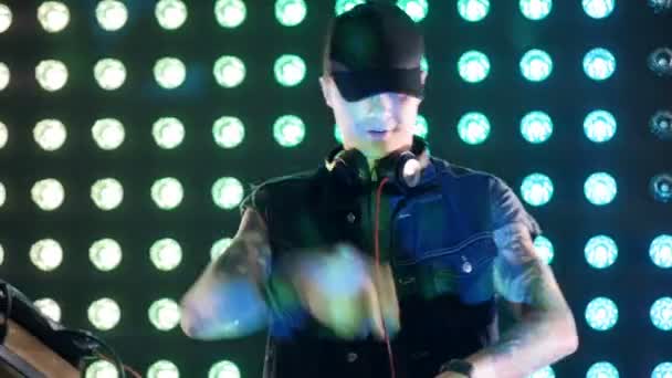 De close-up opnames van de gelukkig Dj op een disco feestje. Slow-motion. HD. — Stockvideo