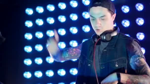 Il ritratto del gioioso DJ che balla sulla musica. HD . — Video Stock