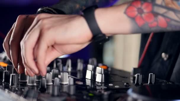 Erstellung der Musik durch einen unerkannten DJ. Nahaufnahme. hd. — Stockvideo