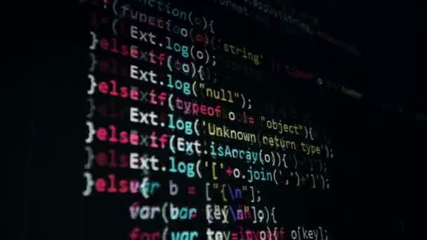 Computerbinärcode, der auf einem dunklen Hintergrund läuft. 4k. Schlupflöcher. — Stockvideo