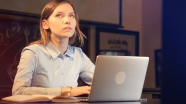 Dizüstü bilgisayarda yazarak genç çekici bayan. Geç cocncept çalışıyor. Kaymak. Portre. 4k.