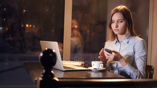 The young woman making phone calls. Slider. Close-up. 4K. — Stock Video