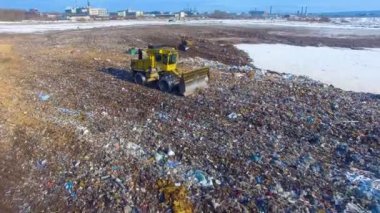 Dron çalışma buldozerler şehir çöplük ateş. 4k.
