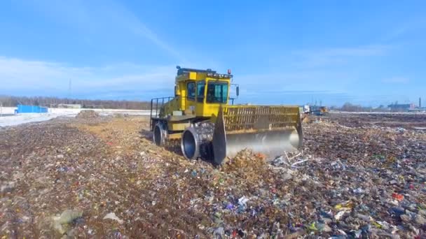 Afvalverwijdering dump. De bulldozer duwen van het afval op de stortplaats. Drone. 4k. — Stockvideo