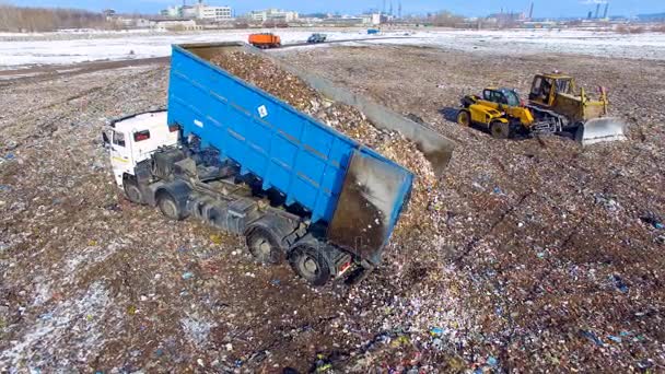 Timelapse입니다. 폐기물 처리 덤프에 폐기물을 배출 하는 덤프 트럭. 무인 항공기입니다. 4 k. — 비디오