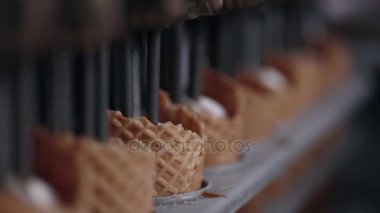 Yakın çekim Ice - cream koni dondurma ile doldurma makinenin çekim. HD.