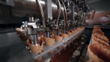 Doldurulacak Ice - cream koni taşıma konveyör. Yakın çekim. Yüzü yok. HD.