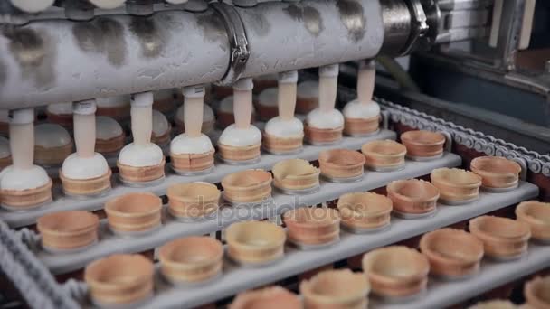 The ice-cream cones filled with ice-cream by the machine. Close-up. HD. — Stock Video