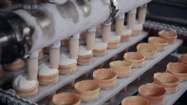 O close-up dos cones de sorvete sendo preenchido com sorvete. HD . — Vídeo de Stock