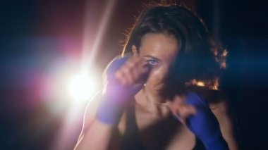 Slowmotion boks kız portresi. HD.