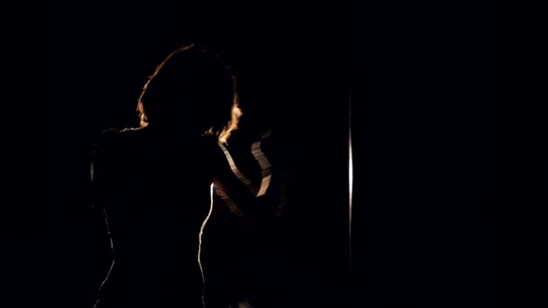 Het silhouet van het boksen meisje. Slowmotion. HD. — Stockvideo