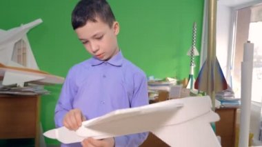 Uçak modelleri sınıfta yapma. 4k.