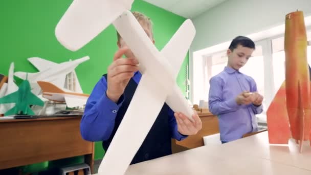Молодий інженер монтаж моделі літаків. 4 к. Доллі постріл. — стокове відео