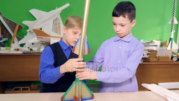 Herstellung von Raketenmodellen im Klassenzimmer. 4k. — Stockvideo