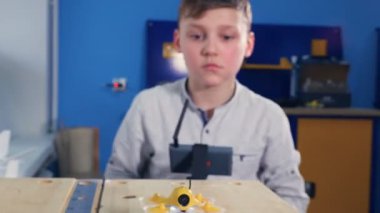 Çocuk pilot uçak uçak. 4k.