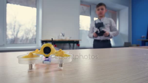 Avion drone, écolier volant dans la classe. 4K . — Video