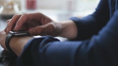 Kaymak smartwatch çekim. Yüzü yok. Yakın çekim. 4k.