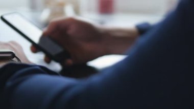 Seyir telefon smartwatch tanınmayan adam. Kaymak. Yakın çekim. 4k.