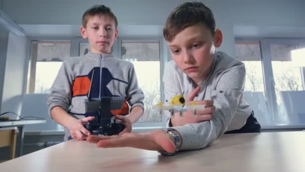 Çocuklar başlatmak ve drone uçakları işletmek. 4k. — Stok video