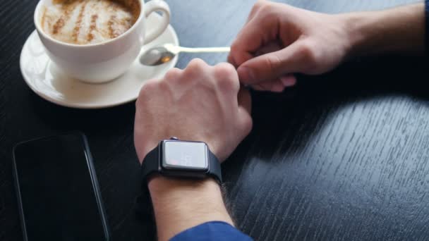 Smartwatch. Yakın çekim. 4k. — Stok video