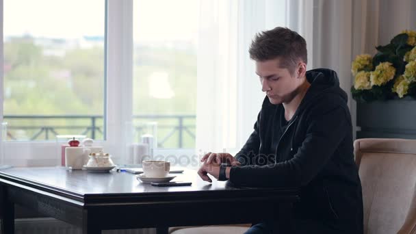 El retrato del hombre tocando la pantalla de smartwatchs. HD . — Vídeos de Stock