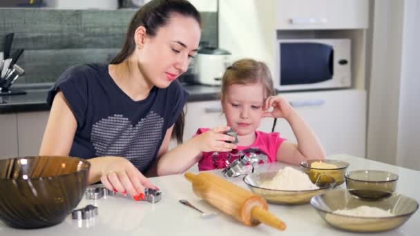 De moeder koken vormen te geven aan de kleine dochter. Slow-motion. Close-up. HD. — Stockvideo