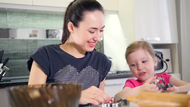 The mother and the child playing with cooking forms. Portrait. Close-up. HD. — Stock Video