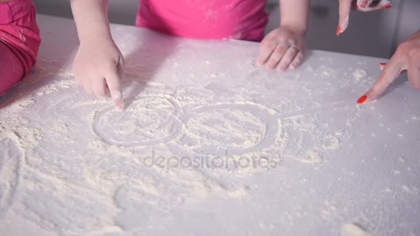 Il disegno sul tavolo della cucina della donna irriconoscibile e della ragazza. Primo piano. HD . — Video Stock