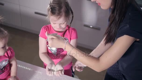 小麦粉と遊ぶ笑顔の子供の肖像画。クローズ アップ。Hd. — ストック動画