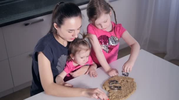 El rodaje en cámara lenta de la madre y las niñas haciendo galletas. Retrato. Primer plano. HD . — Vídeos de Stock