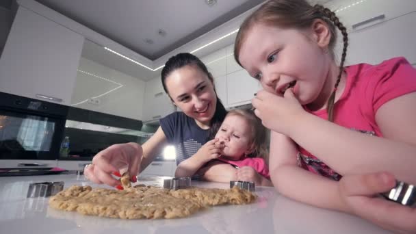 La donna sorridente che fa biscotti con le figlie. Timelapse. Primo piano. Ritratto. HD . — Video Stock